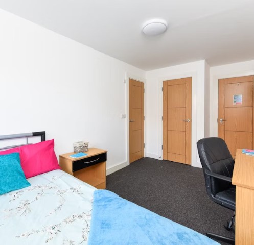 Five Bed Gold - Brookland Road - Gallery - 1