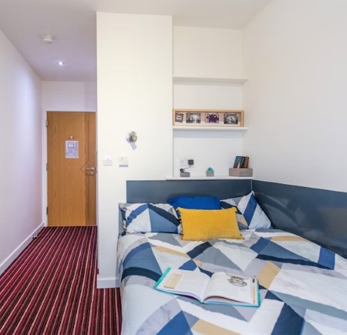 Five Bed Silver - Brookland Road - Gallery - 1