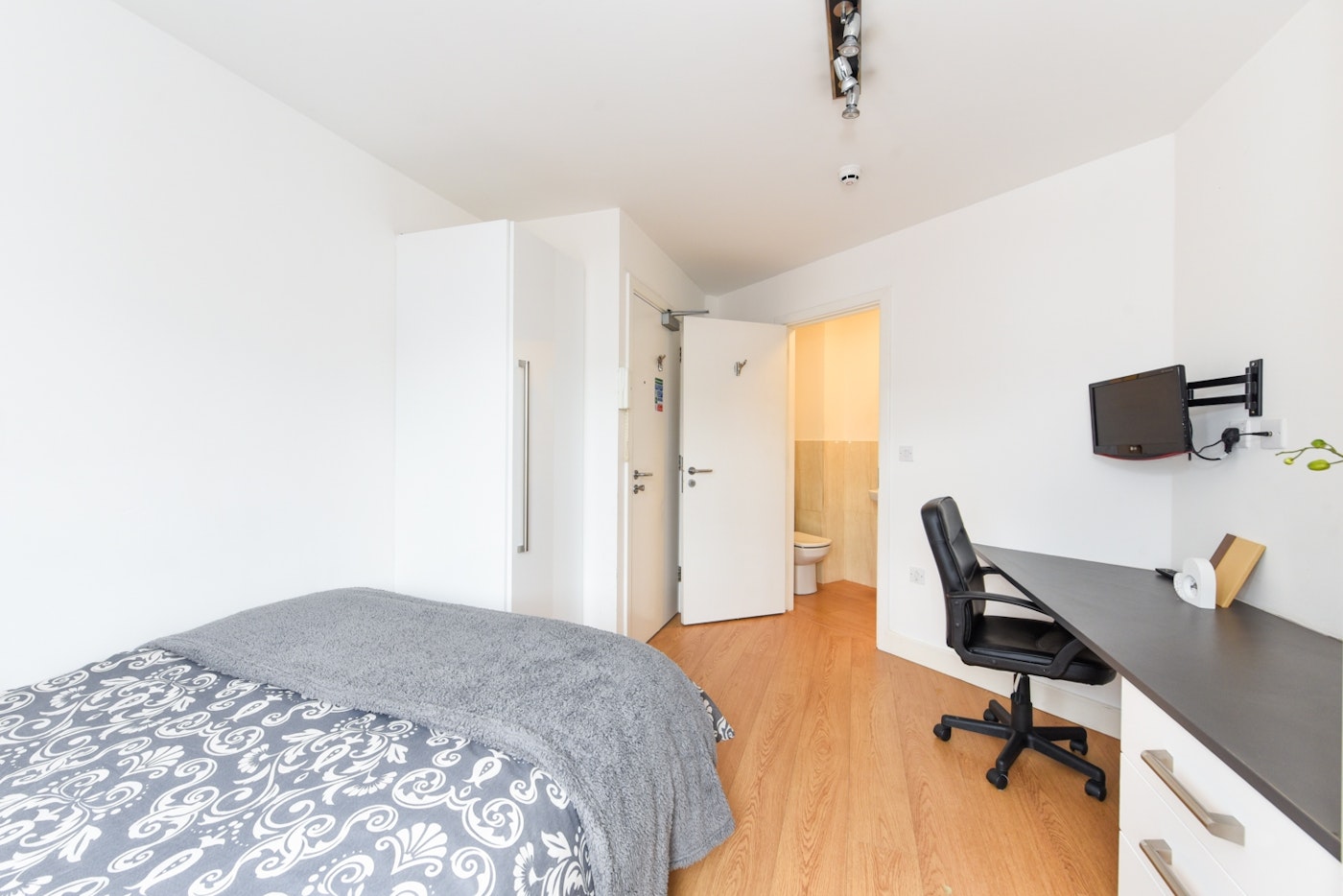  En-Suite Silver  -  Eastern Boulevard  - Gallery -  1
