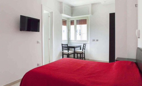 Room in Via Eugenio Torelli Viollier, Roma for 102 m² with 4 bedrooms