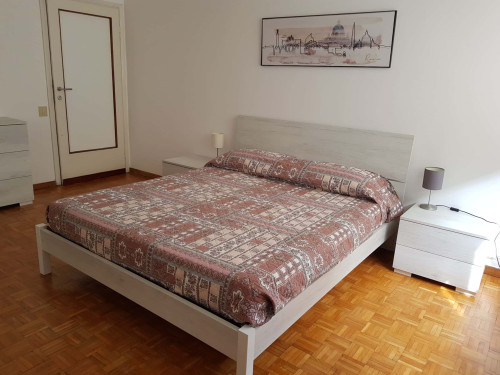 Room in Via Domenico Cimarosa, Firenze for 92 m² with 3 bedrooms
