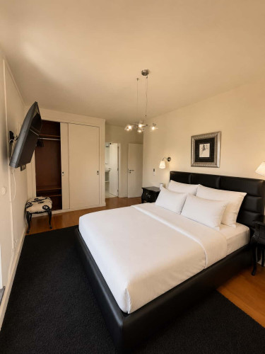 Exceptional three-bedroom apartment, combining generous spaces, high-quality construction, premium equipment and elegant contemporary décor - Gallery - 30