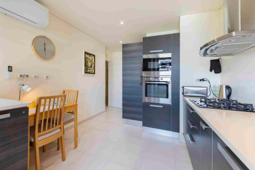 Exceptional three-bedroom apartment, combining generous spaces, high-quality construction, premium equipment and elegant contemporary décor - Gallery - 8