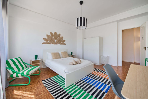 Room in a 9-bedroom apartment in Praça Alvalade, Lisboa - Room 1