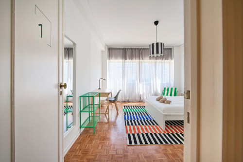 Room in a 9-bedroom apartment in Praça Alvalade, Lisboa - Room 1