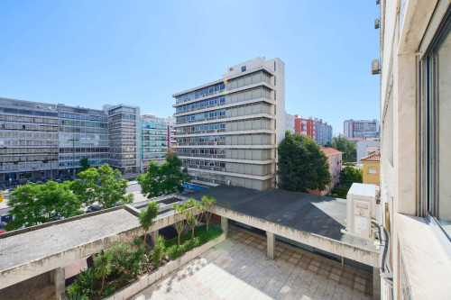 Room in a 9-bedroom apartment in Praça Alvalade, Lisboa - Room 1 - Gallery - 9