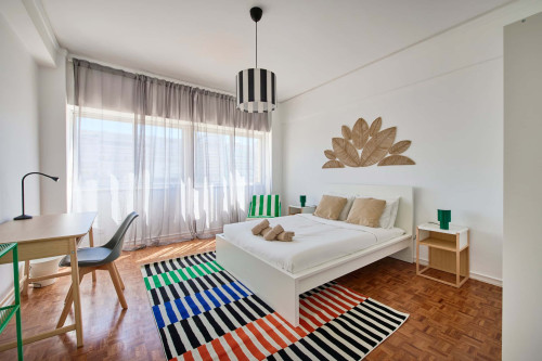 Room in a 9-bedroom apartment in Praça Alvalade, Lisboa - Room 1 - Gallery - 5