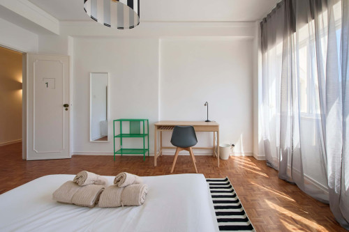 Room in a 9-bedroom apartment in Praça Alvalade, Lisboa - Room 1