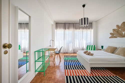 Room in a 9-bedroom apartment in Praça Alvalade, Lisboa - Room 1 - Gallery - 7