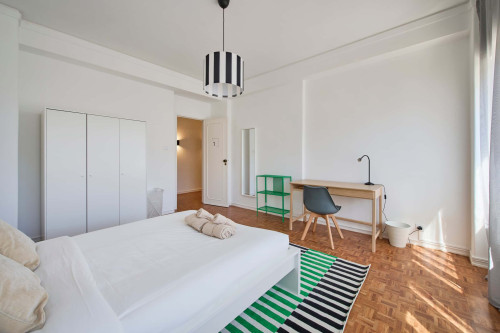Room in a 9-bedroom apartment in Praça Alvalade, Lisboa - Room 1 - Gallery - 6