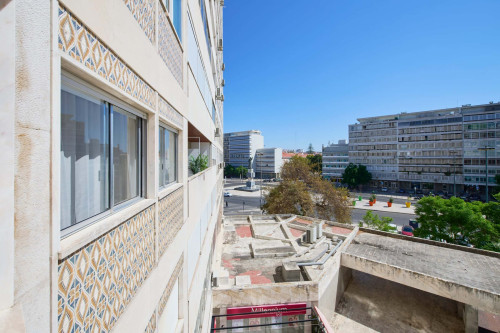 Room in a 9-bedroom apartment in Praça Alvalade, Lisboa - Room 1 - Gallery - 11