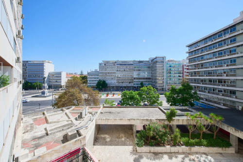 Room in a 9-bedroom apartment in Praça Alvalade, Lisboa - Room 1 - Gallery - 12