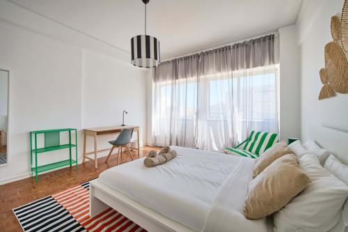 Room in a 9-bedroom apartment in Praça Alvalade, Lisboa - Room 1