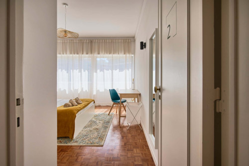 Room in a 9-bedroom apartment in Praça Alvalade, Lisboa - Room 2