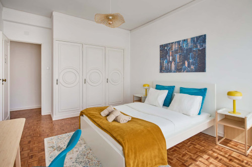 Room in a 9-bedroom apartment in Praça Alvalade, Lisboa - Room 2 - Gallery - 6