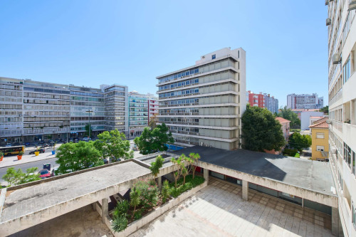 Room in a 9-bedroom apartment in Praça Alvalade, Lisboa - Room 2 - Gallery - 12