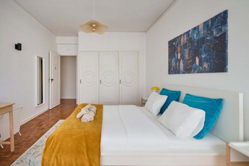 Room in a 9-bedroom apartment in Praça Alvalade, Lisboa - Room 2 - Gallery - 11