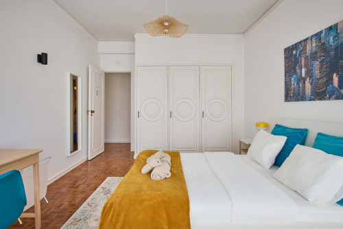 Room in a 9-bedroom apartment in Praça Alvalade, Lisboa - Room 2 - Gallery - 10