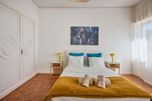 Room in a 9-bedroom apartment in Praça Alvalade, Lisboa - Room 2