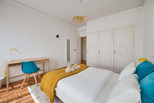 Room in a 9-bedroom apartment in Praça Alvalade, Lisboa - Room 2 - Gallery - 7