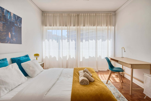 Room in a 9-bedroom apartment in Praça Alvalade, Lisboa - Room 2 - Gallery - 5