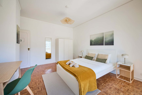 Room in a 9-bedroom apartment in Praça Alvalade, Lisboa - Room 3 - Gallery - 12
