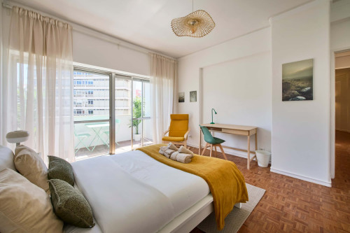 Room in a 9-bedroom apartment in Praça Alvalade, Lisboa - Room 3