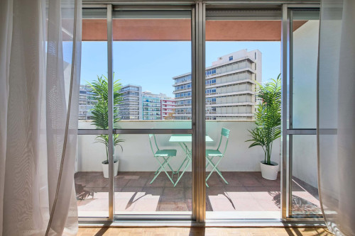 Room in a 9-bedroom apartment in Praça Alvalade, Lisboa - Room 3
