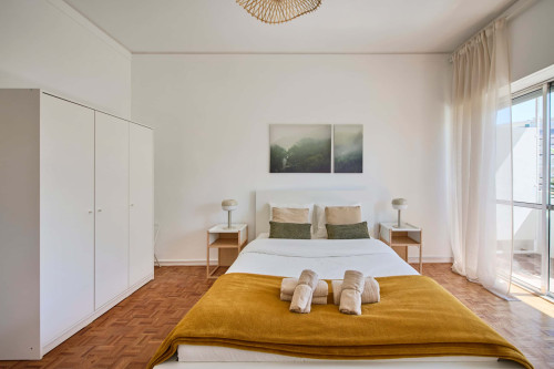 Room in a 9-bedroom apartment in Praça Alvalade, Lisboa - Room 3