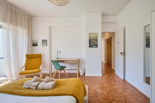 Room in a 9-bedroom apartment in Praça Alvalade, Lisboa - Room 3