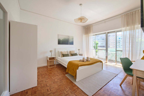 Room in a 9-bedroom apartment in Praça Alvalade, Lisboa - Room 3 - Gallery - 7