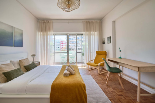 Room in a 9-bedroom apartment in Praça Alvalade, Lisboa - Room 3 - Gallery - 8