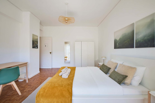 Room in a 9-bedroom apartment in Praça Alvalade, Lisboa - Room 3 - Gallery - 5