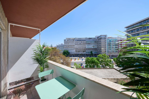 Room in a 9-bedroom apartment in Praça Alvalade, Lisboa - Room 3 - Gallery - 11