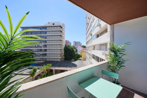 Room in a 9-bedroom apartment in Praça Alvalade, Lisboa - Room 3 - Gallery - 9
