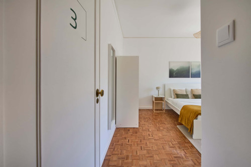 Room in a 9-bedroom apartment in Praça Alvalade, Lisboa - Room 3 - Gallery - 6