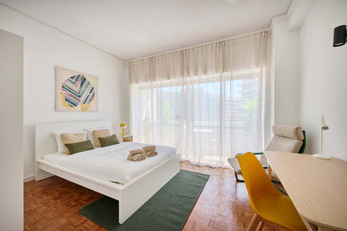 Room in a 9-bedroom apartment in Praça Alvalade, Lisboa - Room 4