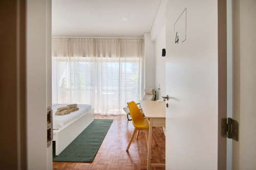 Room in a 9-bedroom apartment in Praça Alvalade, Lisboa - Room 4 - Gallery - 7