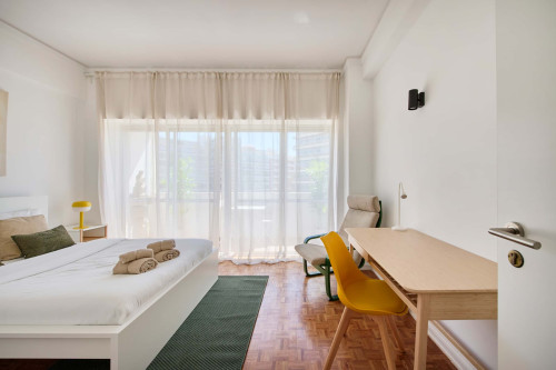 Room in a 9-bedroom apartment in Praça Alvalade, Lisboa - Room 4 - Gallery - 9
