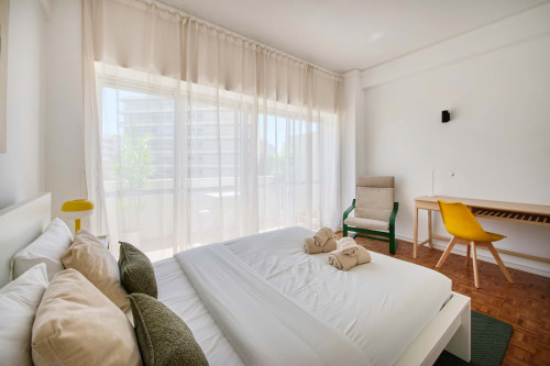 Room in a 9-bedroom apartment in Praça Alvalade, Lisboa - Room 4 - Gallery - 12