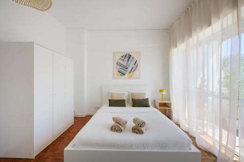 Room in a 9-bedroom apartment in Praça Alvalade, Lisboa - Room 4