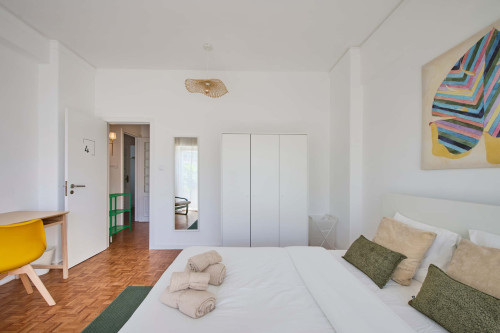 Room in a 9-bedroom apartment in Praça Alvalade, Lisboa - Room 4 - Gallery - 5