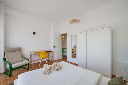 Room in a 9-bedroom apartment in Praça Alvalade, Lisboa - Room 4