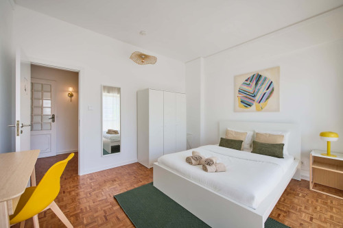 Room in a 9-bedroom apartment in Praça Alvalade, Lisboa - Room 4 - Gallery - 13