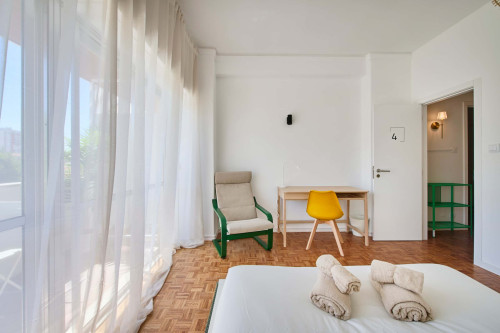 Room in a 9-bedroom apartment in Praça Alvalade, Lisboa - Room 4 - Gallery - 8
