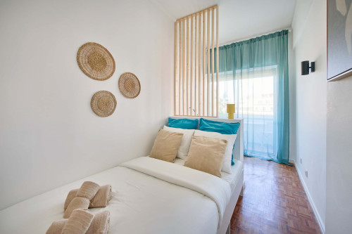 Room in a 9-bedroom apartment in Praça Alvalade, Lisboa - Room 5 - Gallery - 11