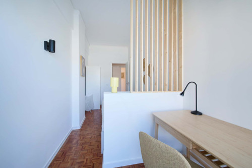 Room in a 9-bedroom apartment in Praça Alvalade, Lisboa - Room 5 - Gallery - 7