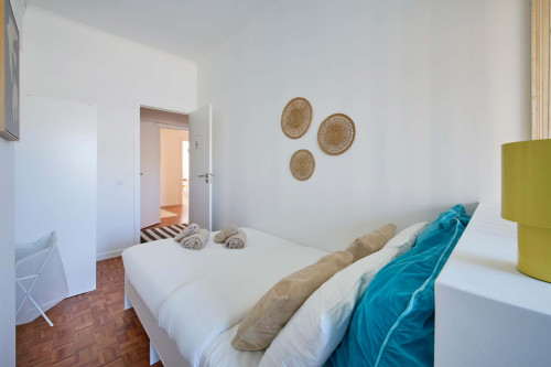 Room in a 9-bedroom apartment in Praça Alvalade, Lisboa - Room 5