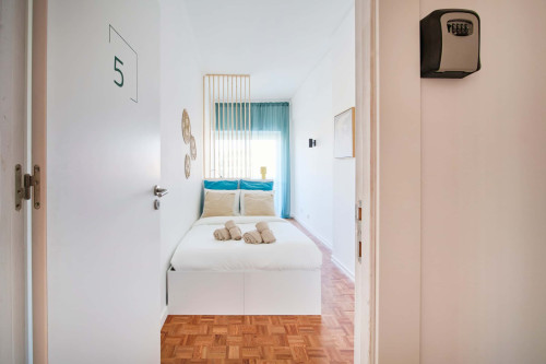 Room in a 9-bedroom apartment in Praça Alvalade, Lisboa - Room 5