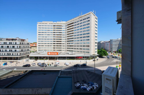 Room in a 9-bedroom apartment in Praça Alvalade, Lisboa - Room 5 - Gallery - 8